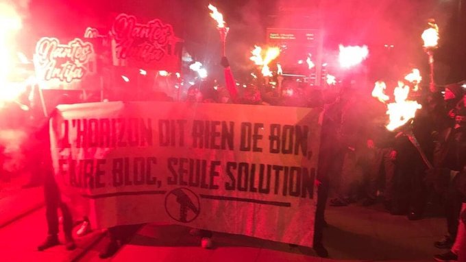 Nantes : L’adjoint au maire écolo-socialiste Tristian Riom défile aux côtés de miliciens de gauche qui saccagent le centre-ville