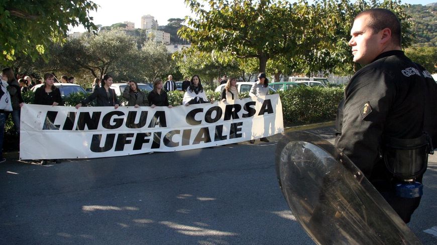 Langue corse interdite à l’Assemblée de Corse : le Parti National Breton dénonce la fuite en avant d’un régime colonial en bout de course