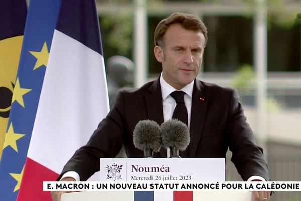 Dans une mise en scène colonialiste sidérante, Emmanuel Macron déclare la guerre au peuple kanak