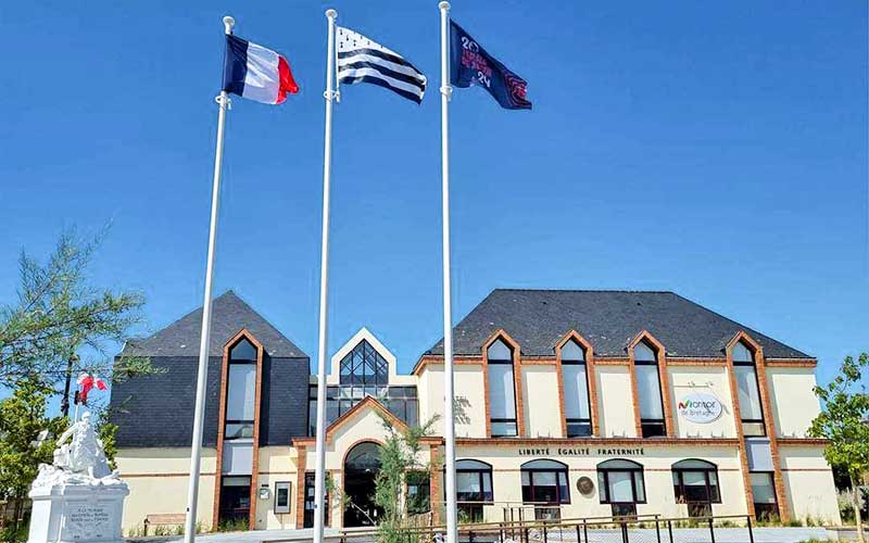 Montoir-de-Bretagne : des colons français dénoncent le maire à la police du régime pour avoir arboré le drapeau breton sur la mairie
